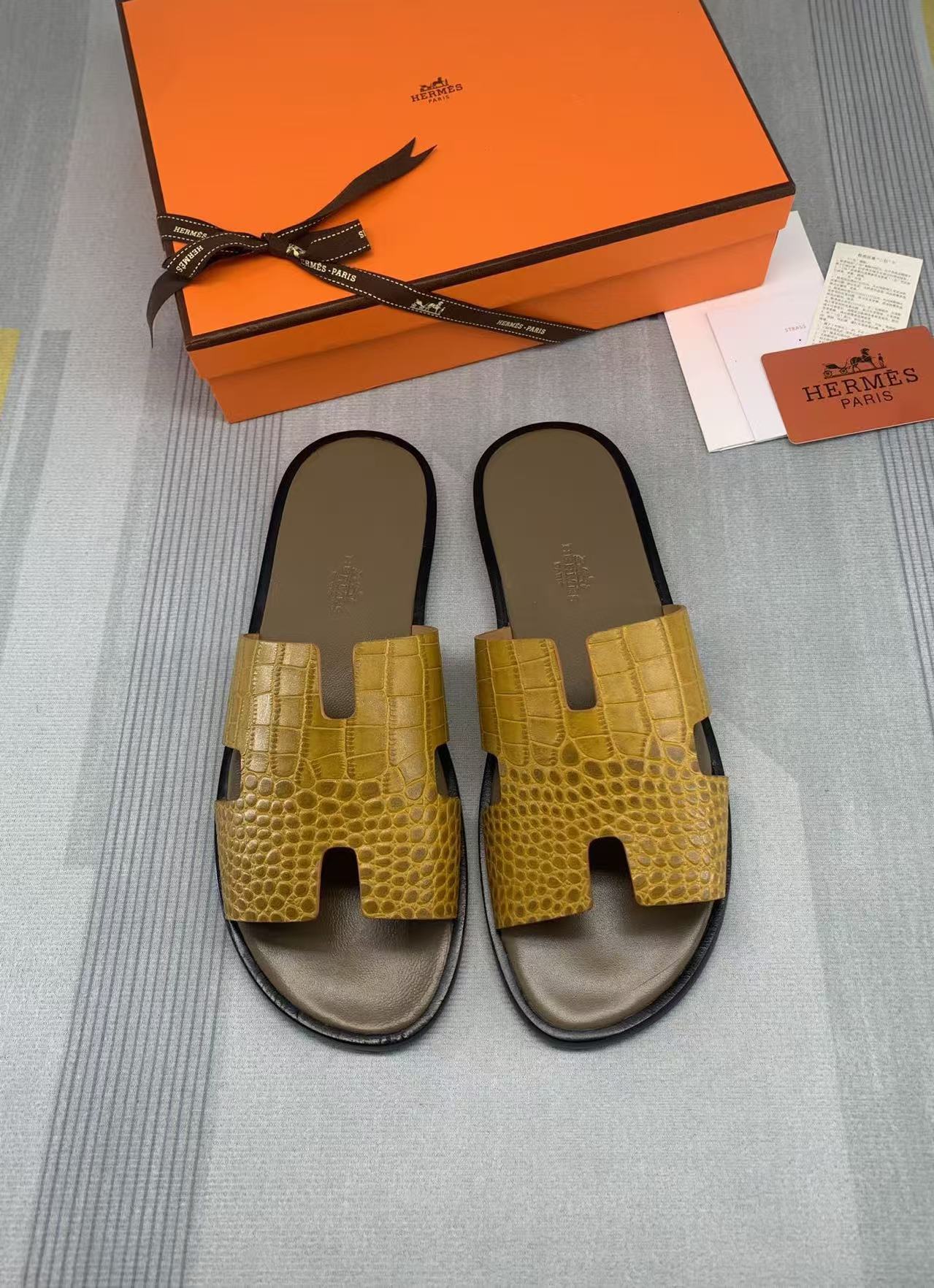 Sandali da uomo Izmir in pelle stampa coccodrillo color senape