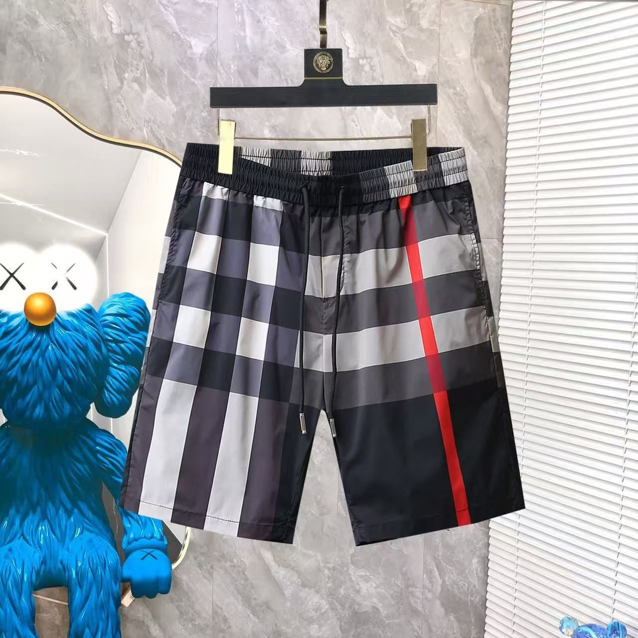 Costume da Bagno a Quadri Nero e Grigio con Riga Rossa