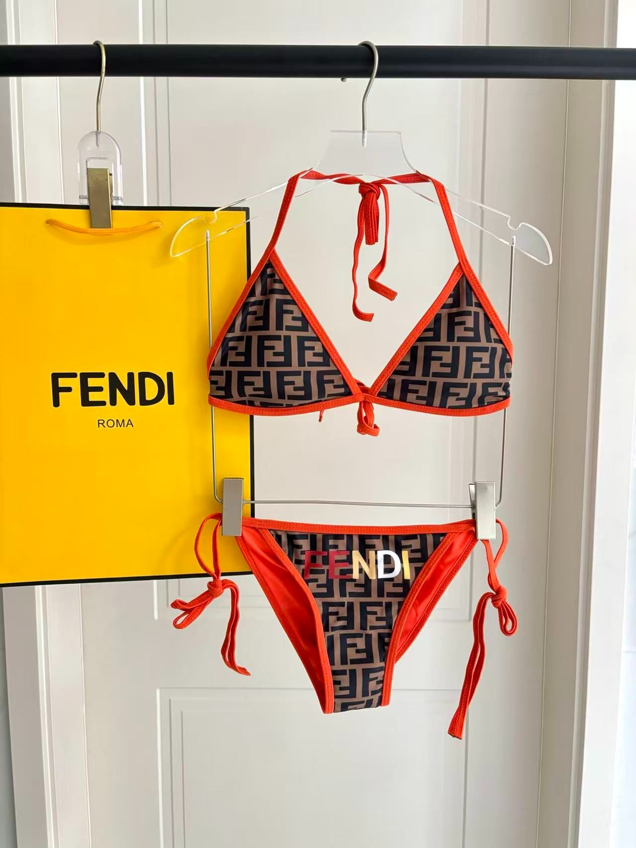 Bikini a Triangolo con Motivo Logo FF e Profilo Arancione Vivace