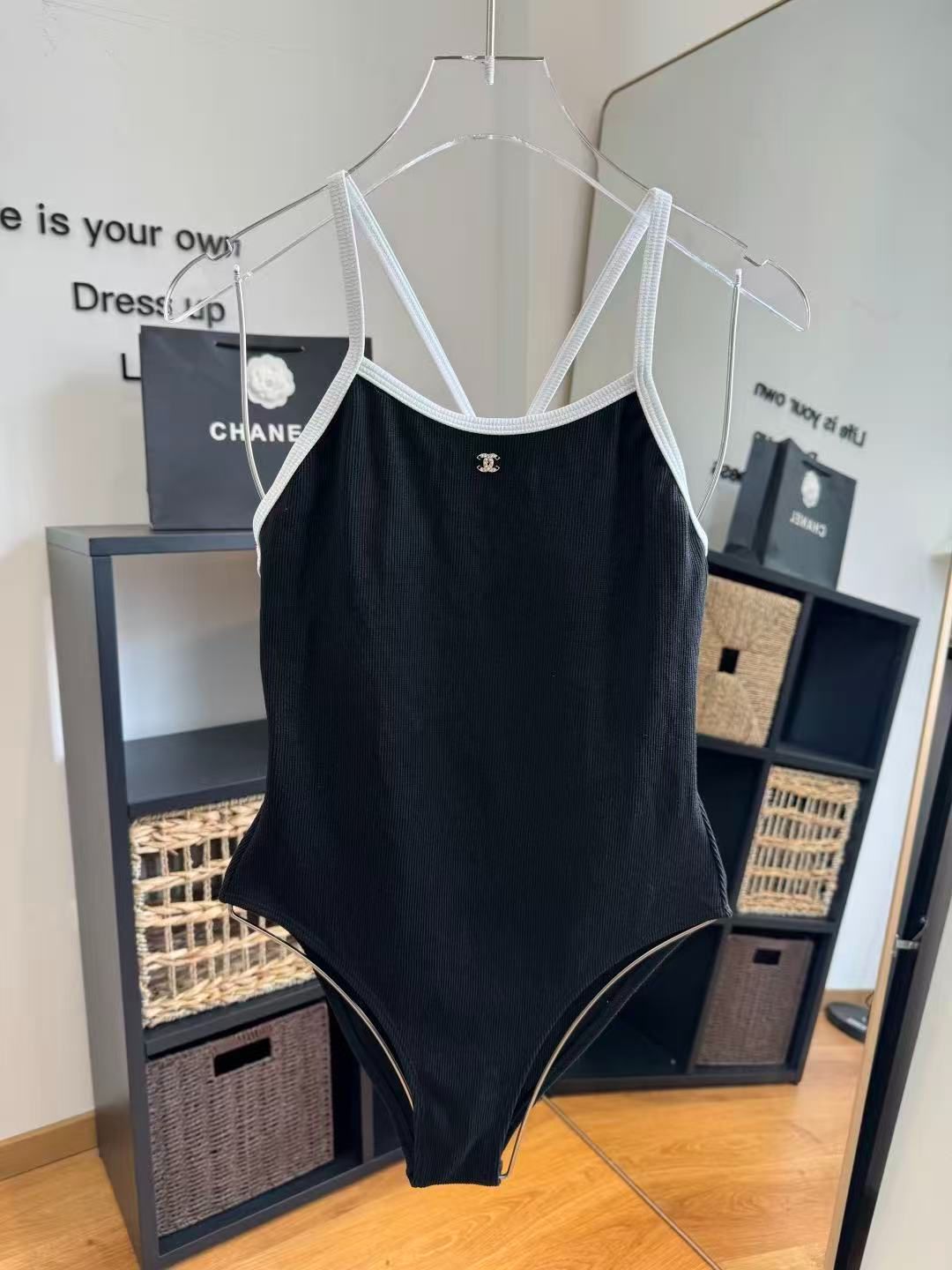 Costume Intero a Costine Nero con Spalline Bianche