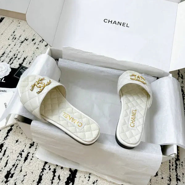 Quilted leather slippers with white intertwined C logo