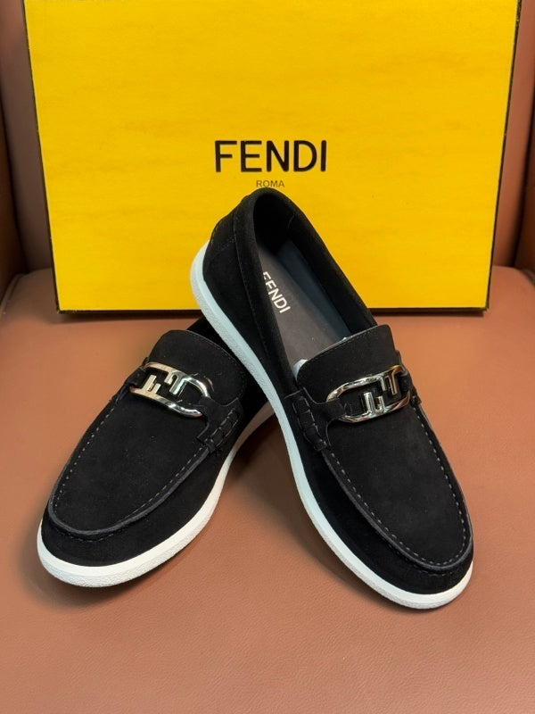 Schwarze Wildleder-Loafer mit Verschluss