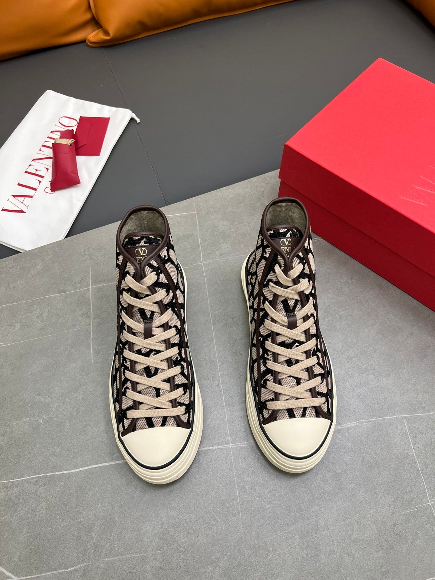 Toile Iconographe Totaloop high-top sneakers in beige/black