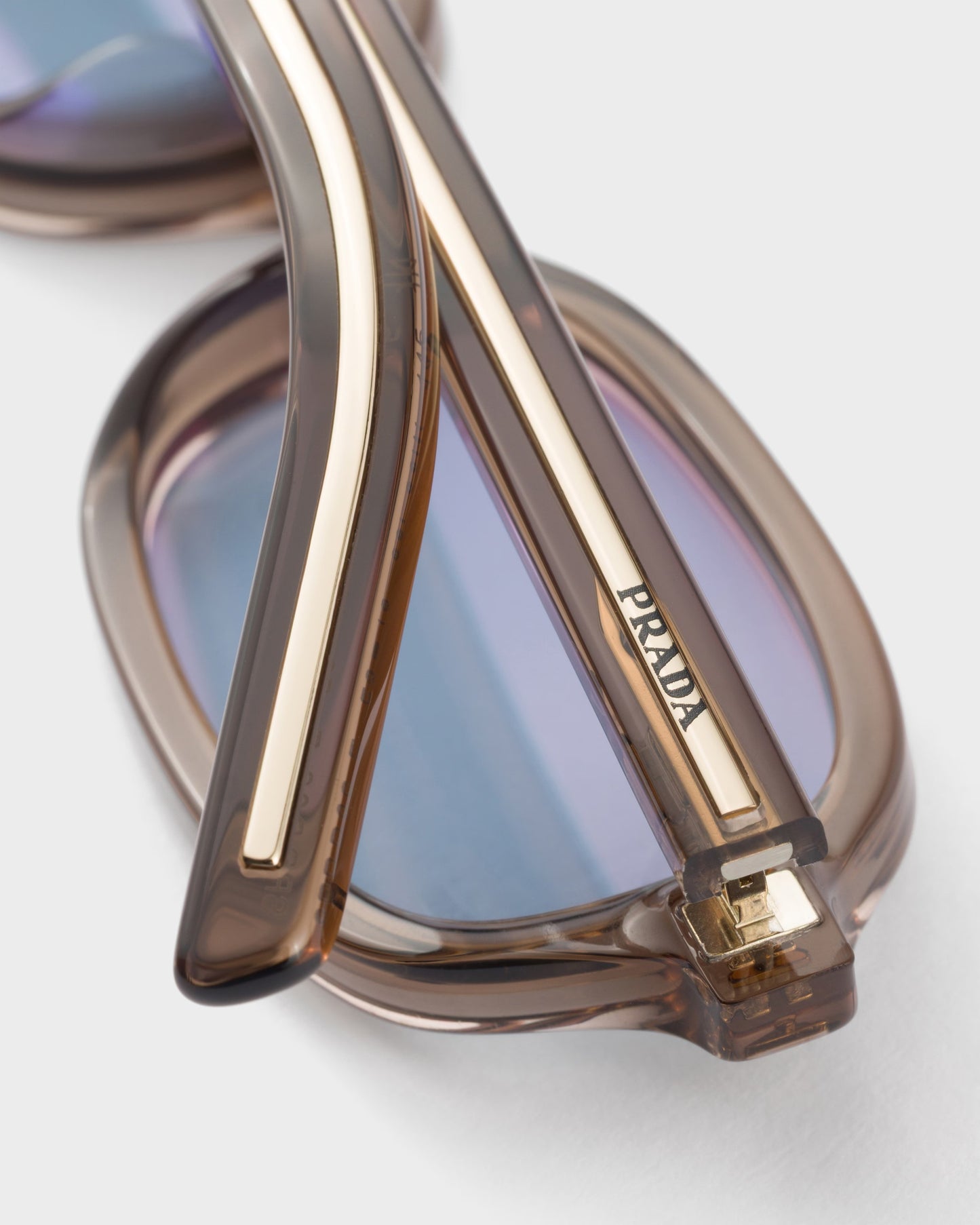Sonnenbrille mit ikonischer Metallplakette und Cristal Ultraviolet Gläsern