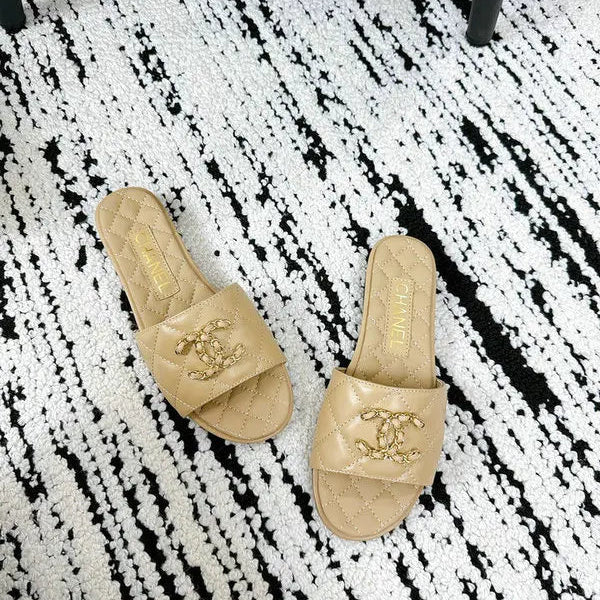 Ciabatte in pelle trapuntata con logo C intrecciato beige