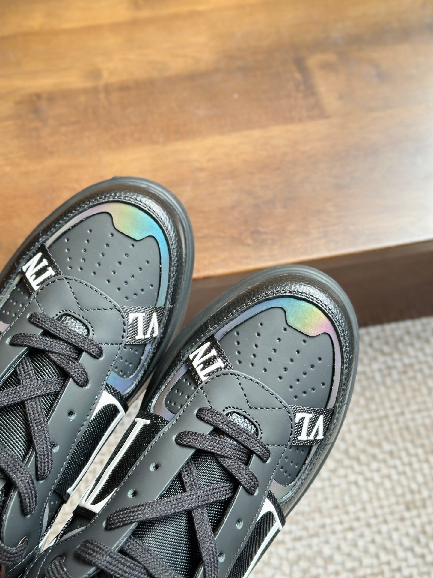 VL7N Black/White leather sneakers