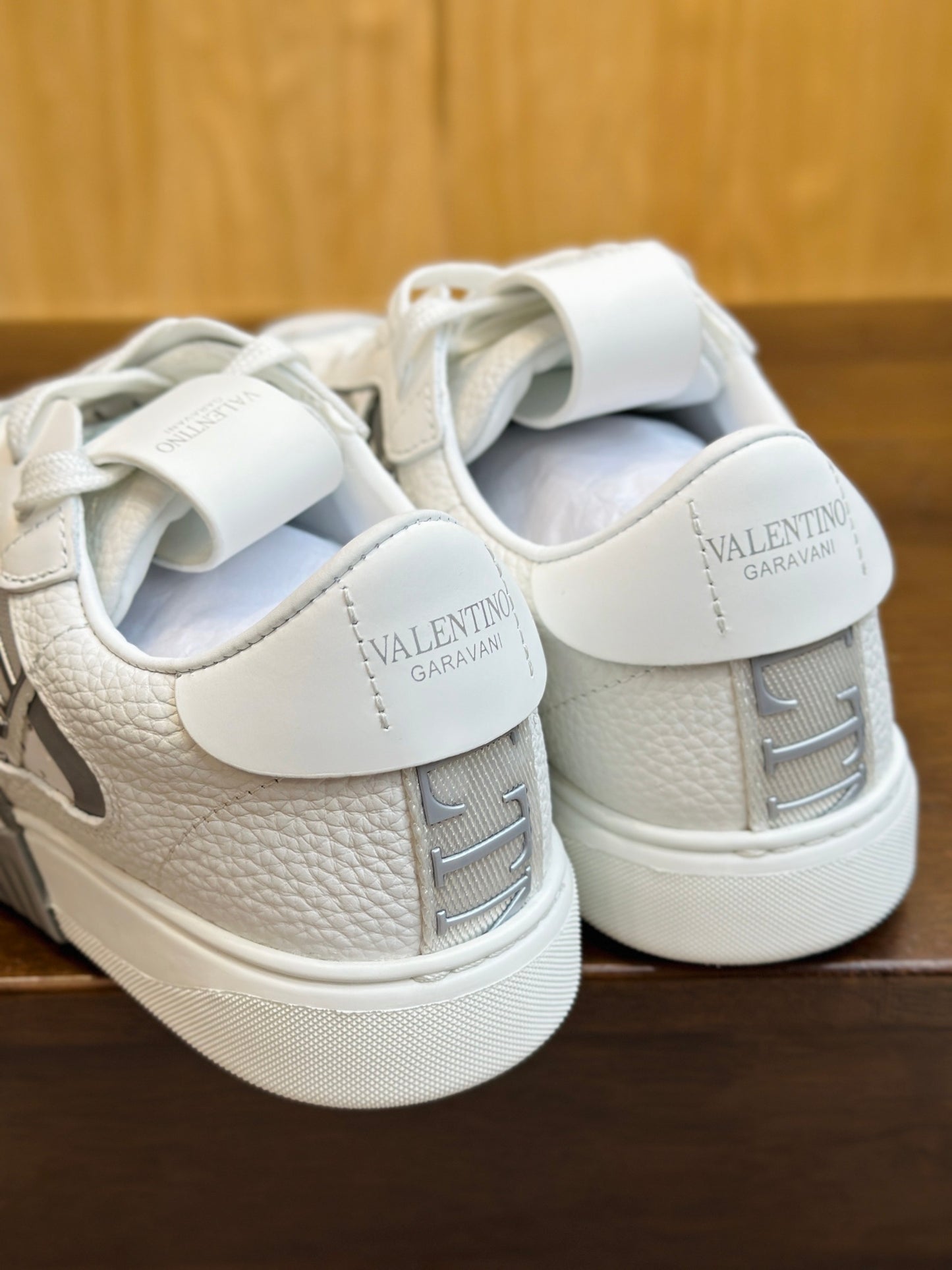 VL7N white/grey leather sneakers