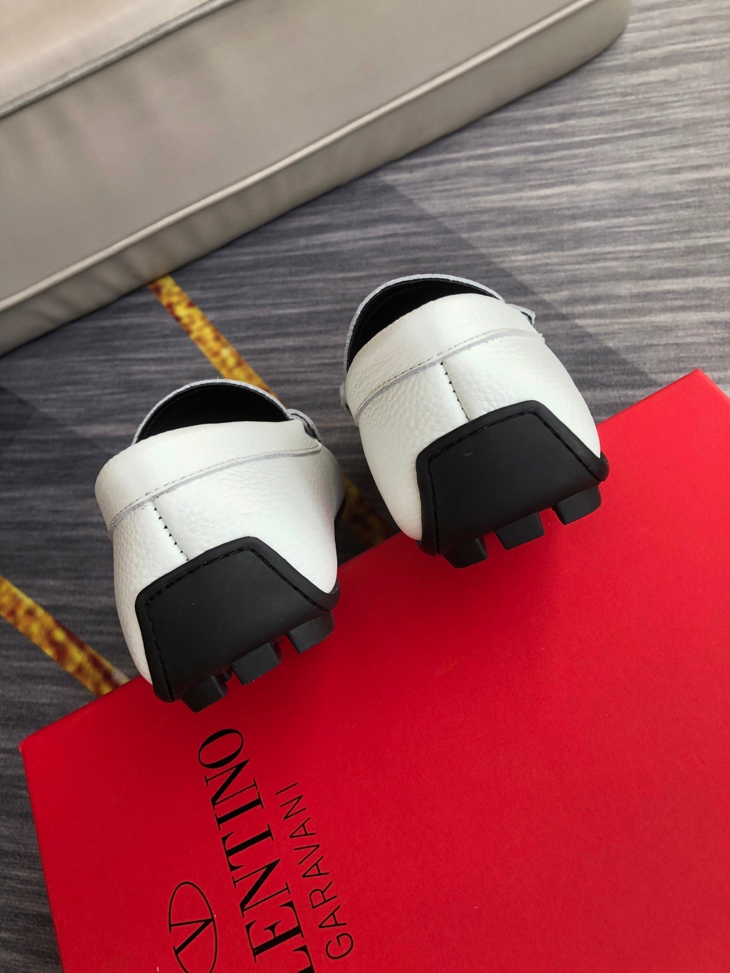 VLogo Mocassini driver in pelle bianche con firma
