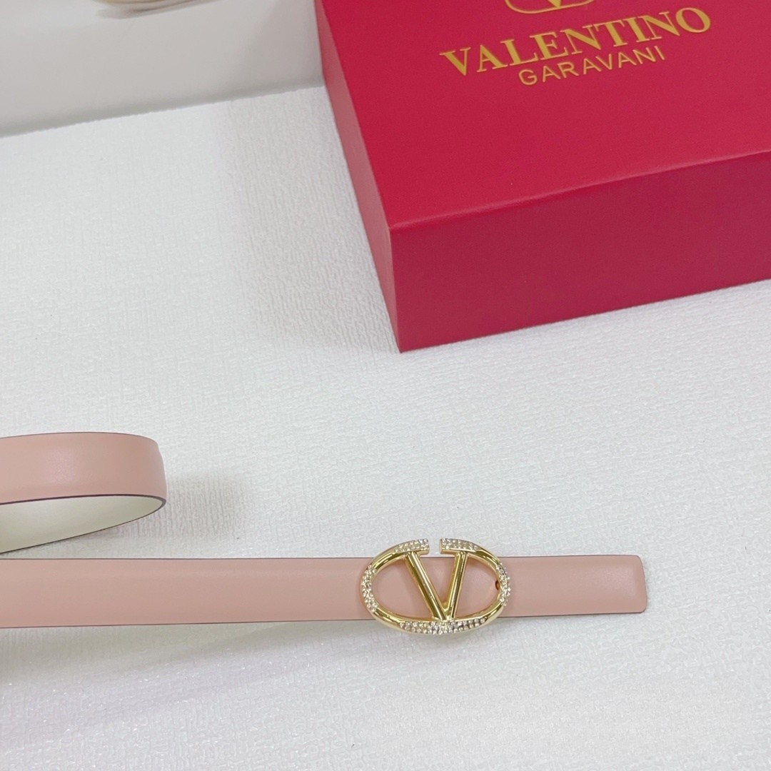 Pink patent leather belt with V logo and crystals