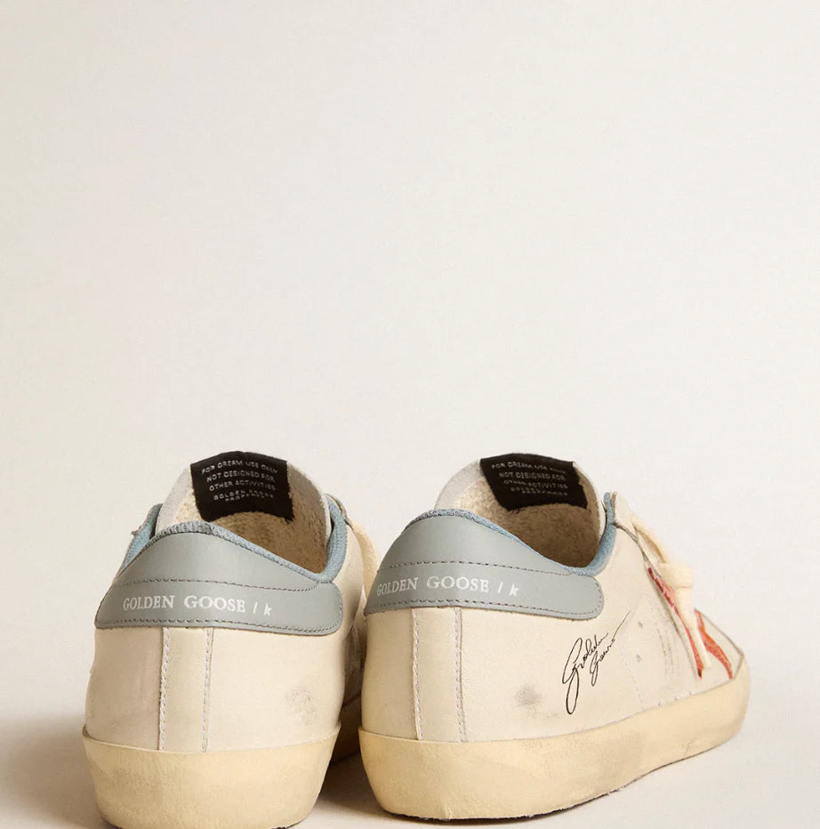 Stern mit Krokodilprint und silberblaue Fersenlasche