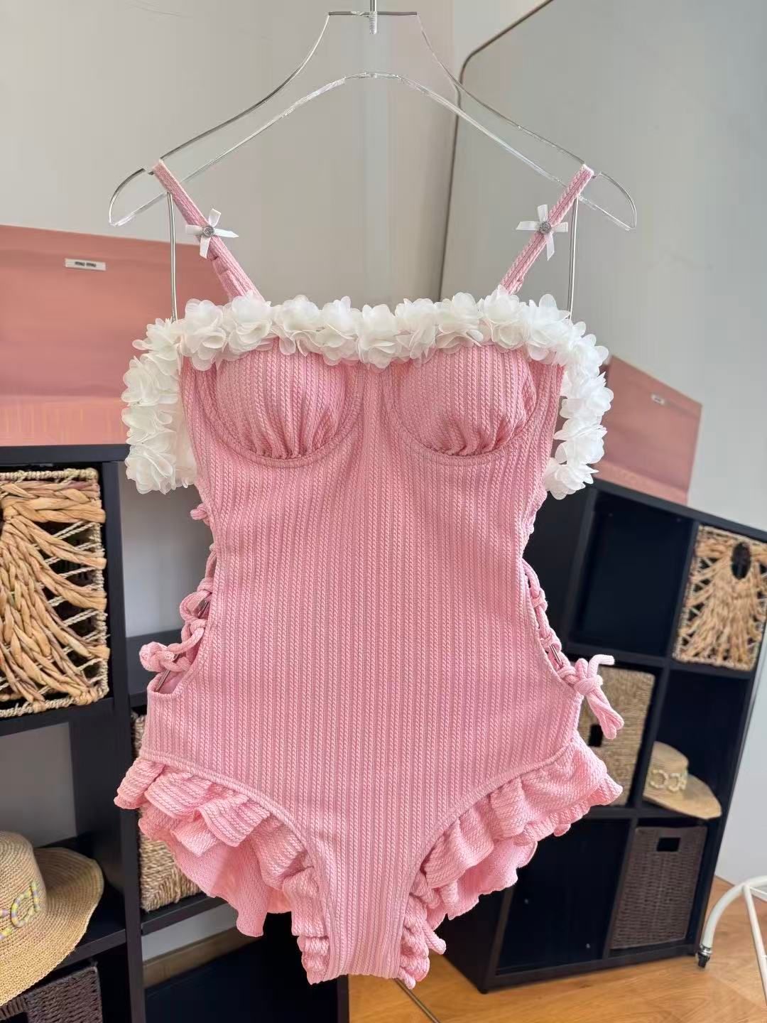 Costume Intero Balze e Applicazioni Floreali Rosa