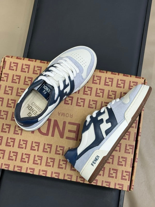 Kombinieren Sie hellblaue Ledersneaker mit blauen Lederdetails
