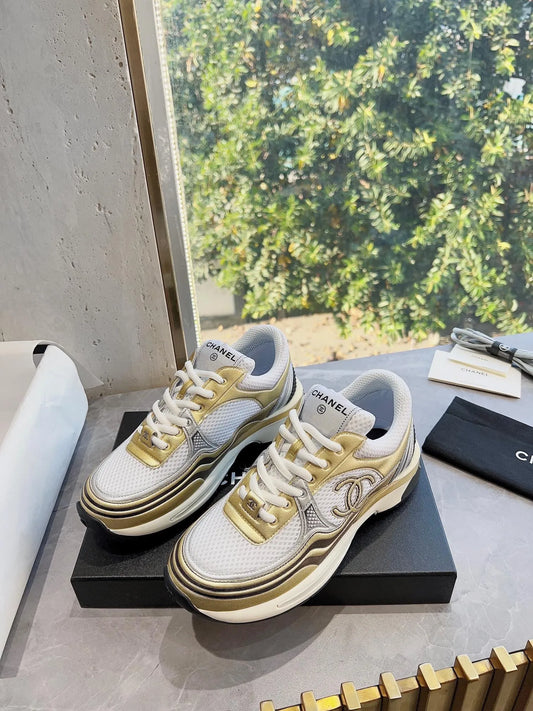 Gold/Weiße Sneaker aus Mesh-Wildleder