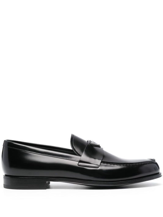 Mocassini in pelle con logo triangolare smaltato