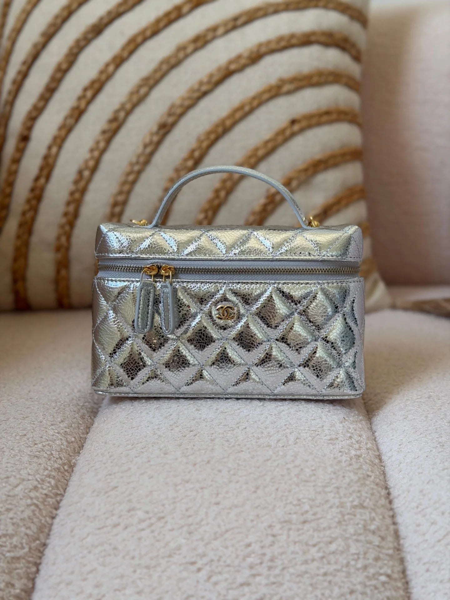 Vanity mit Ärmel aus glänzendem silbernem Caviar-Metallic