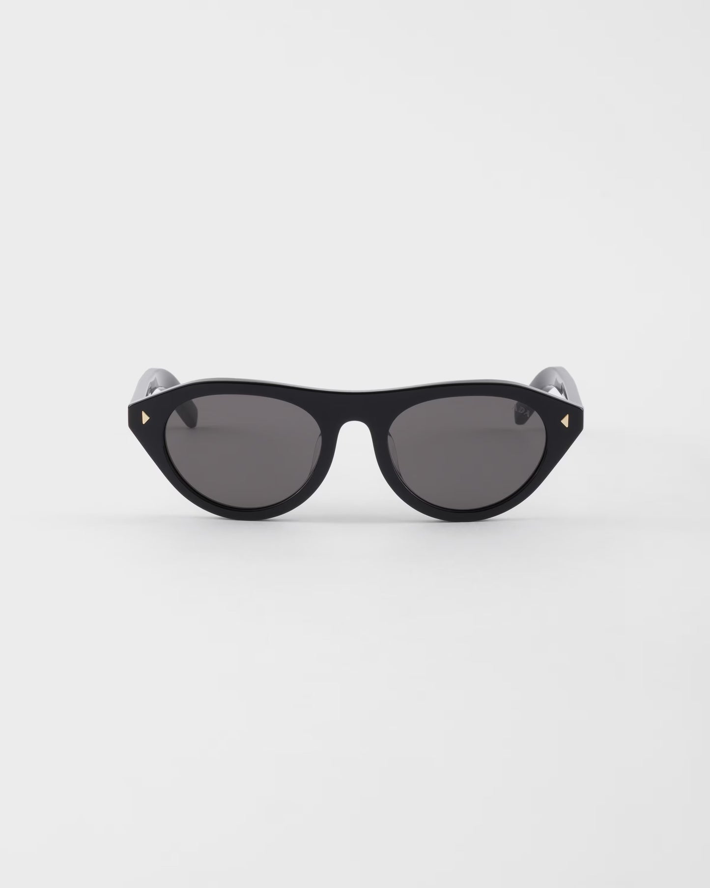Sunglasses with Iconic Black Metal Plaque