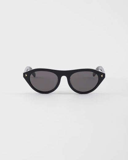 Sunglasses with Iconic Black Metal Plaque
