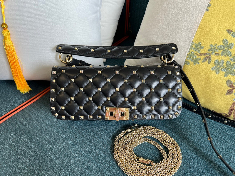 Borsa a tracolla decorata con borchie Rockstud nero