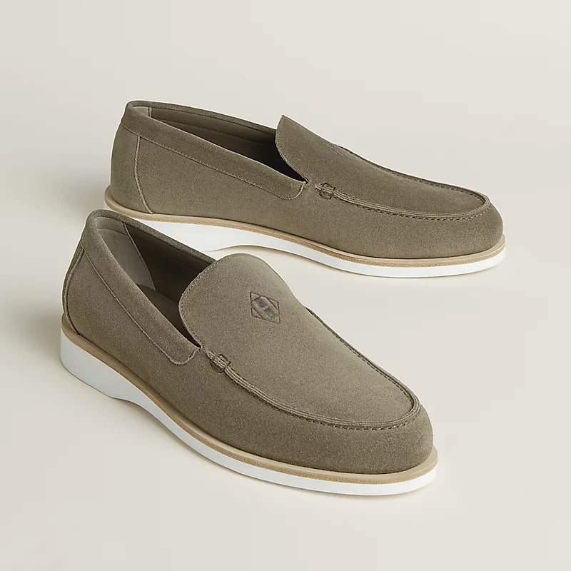 Low étoupe suede loafer