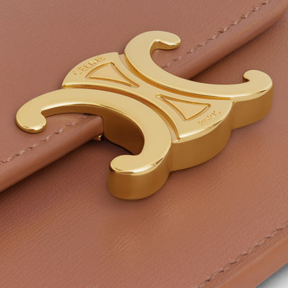 Portacarte con patta Triomphe in pelle di vitello lucida bronzo