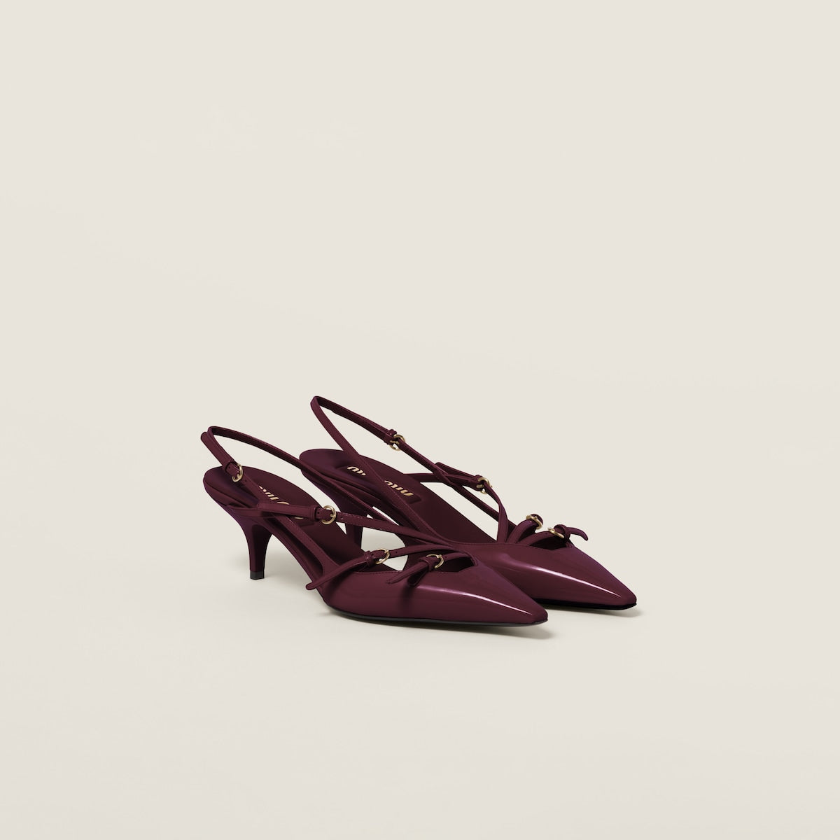 Lackpumps mit Slingback-Riemen und bordeauxroten Schnallen