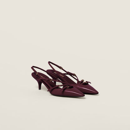 Lackpumps mit Slingback-Riemen und bordeauxroten Schnallen