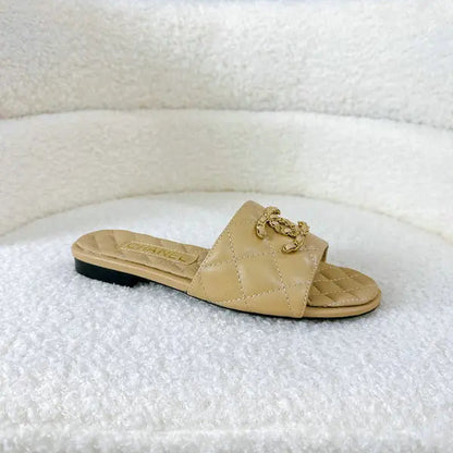 Ciabatte in pelle trapuntata con logo C intrecciato beige