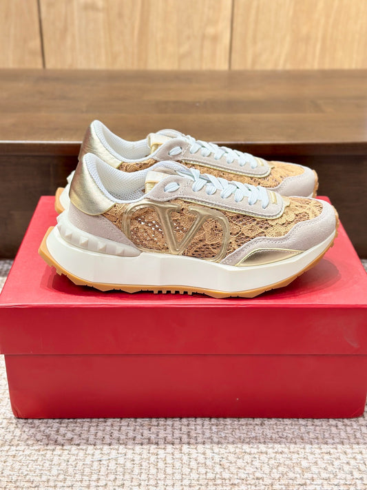 Lacerunner mit Wildlederbesatz in Gold