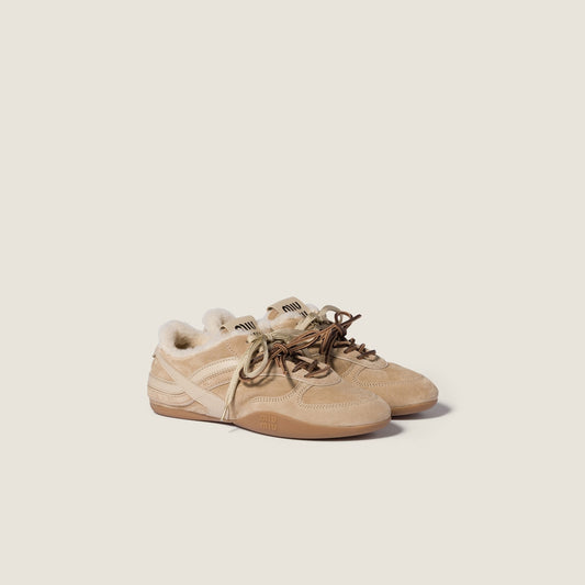 Turnschuhe aus Wildleder und Wüstenschafsfell