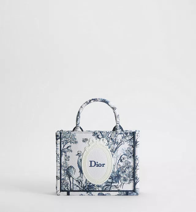Dior Book Tote Mini-Tasche mit Schulterriemen aus blauem Toile de Jouy Floral Garden Stickerei