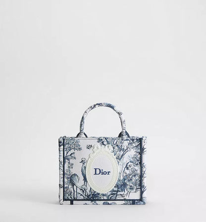 Dior Book Tote Mini-Tasche mit Schulterriemen aus blauem Toile de Jouy Floral Garden Stickerei