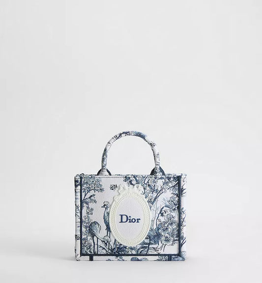 Dior Book Tote Mini-Tasche mit Schulterriemen aus blauem Toile de Jouy Floral Garden Stickerei