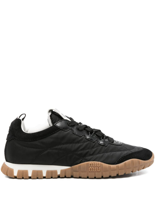 Scarpe da ginnastica con pannelli neri