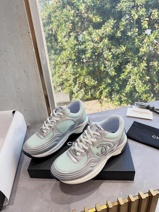 Mintfarbene Sneaker aus Wildleder-Mesh