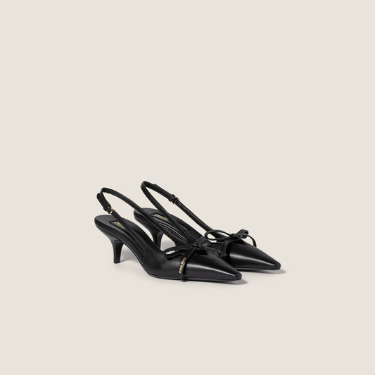 Lederpumps mit Slingback-Riemen und schwarzer Schleife
