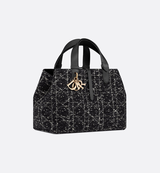 Mittelgroße Tasche Toujours aus schwarzem Tweed mit weißem Cannage-Motiv