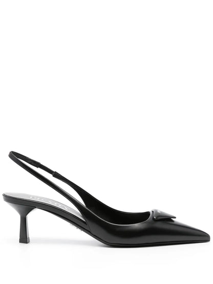 Decolleté in pelle con cinturino sul tallone nero