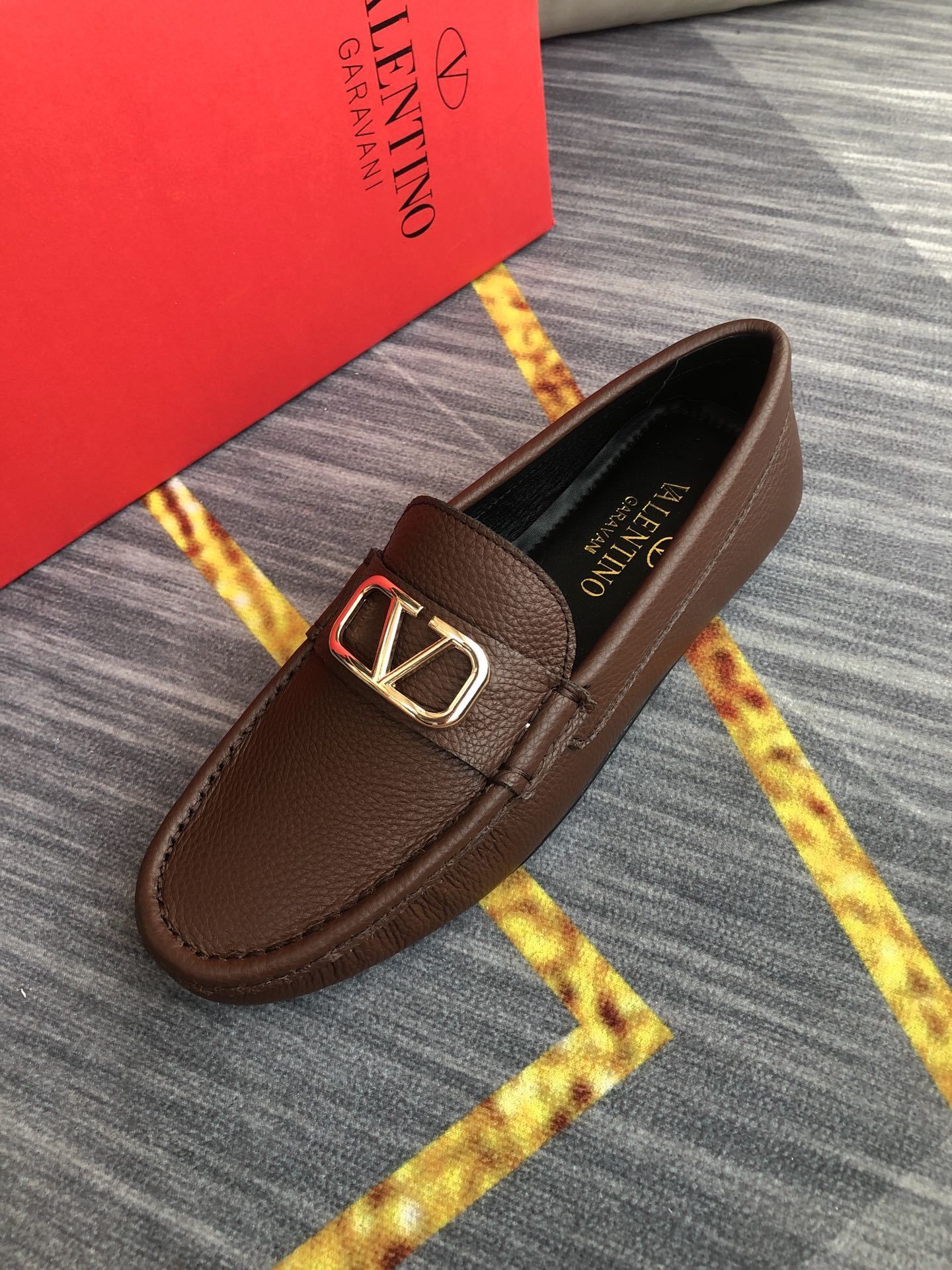 VLogo Mocassini driver in pelle marroni con firma