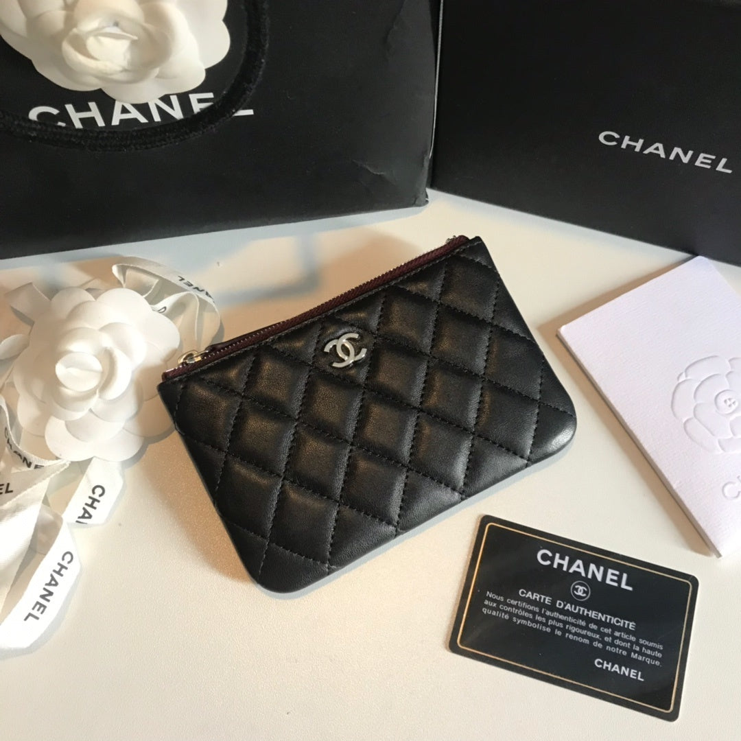Mini pochette con zip in pelle caviar trapuntata nera