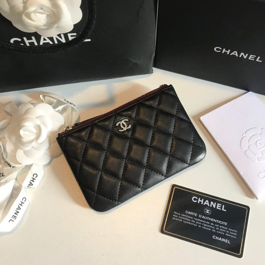Mini pochette con zip in pelle caviar trapuntata nera