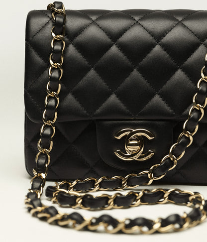 Borsa classica mini nera con metallo effetto dorato