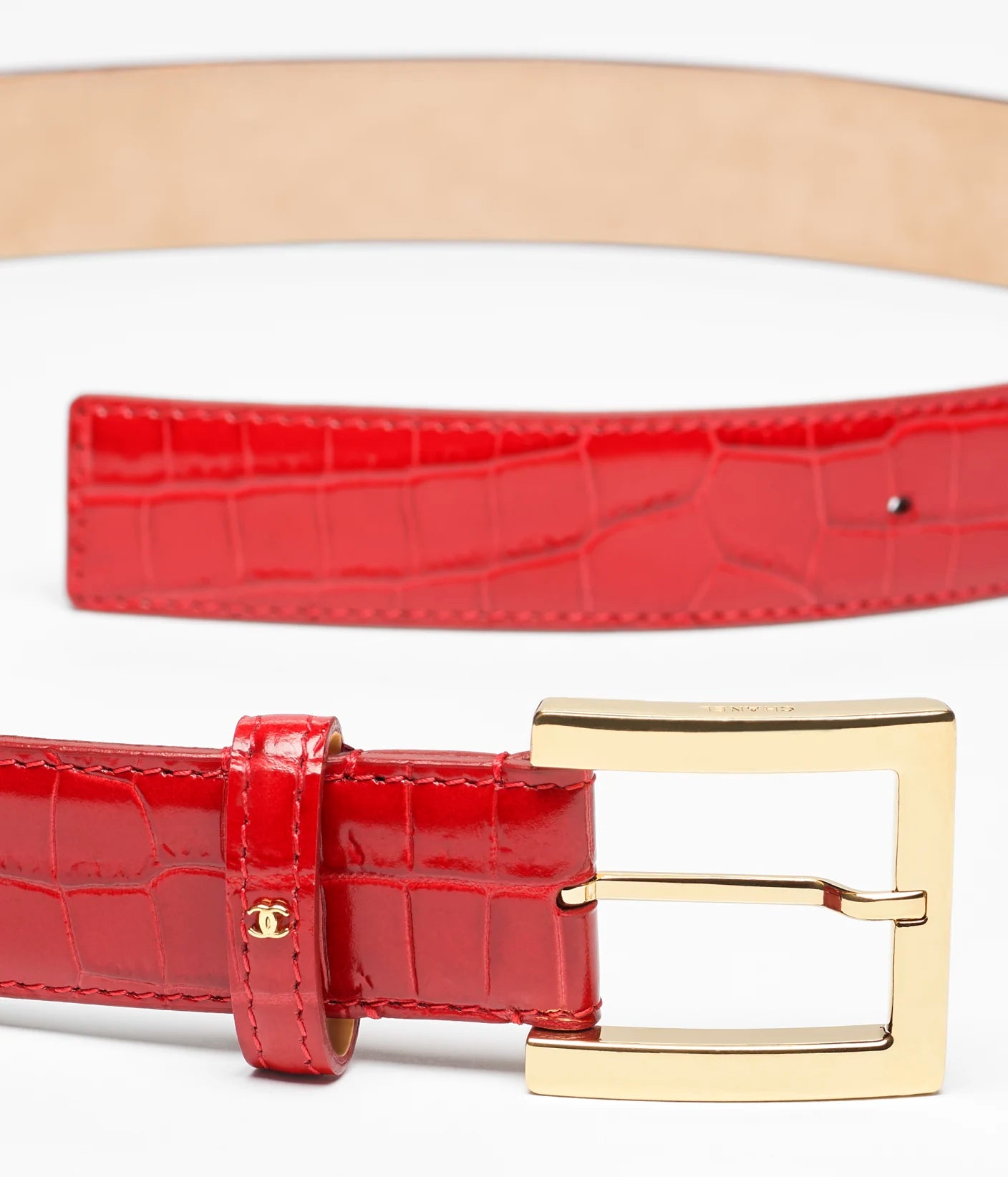Cintura in pelle di vitello goffrata coccodrillo e metallo in Rosso e oro