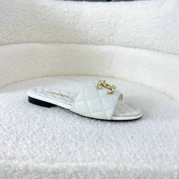 Quilted leather slippers with white intertwined C logo