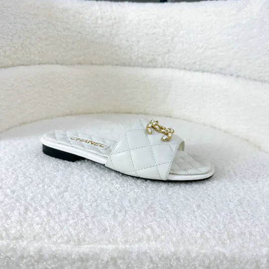 Gesteppte Lederslipper mit weißem, geflochtenem C-Logo