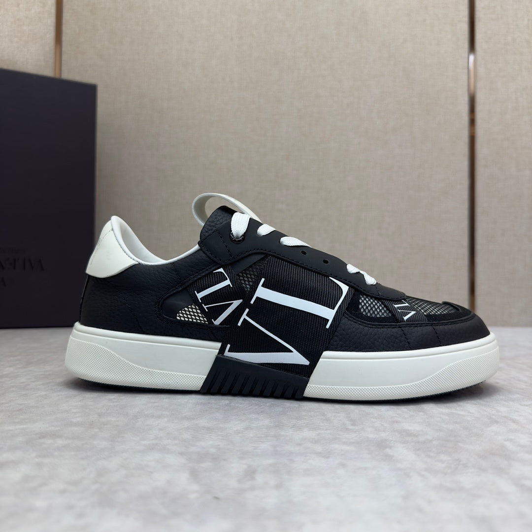 VL7N black leather sneakers