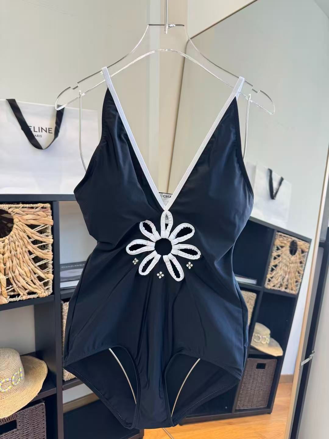 Costume Intero Nero con Dettaglio Fiore