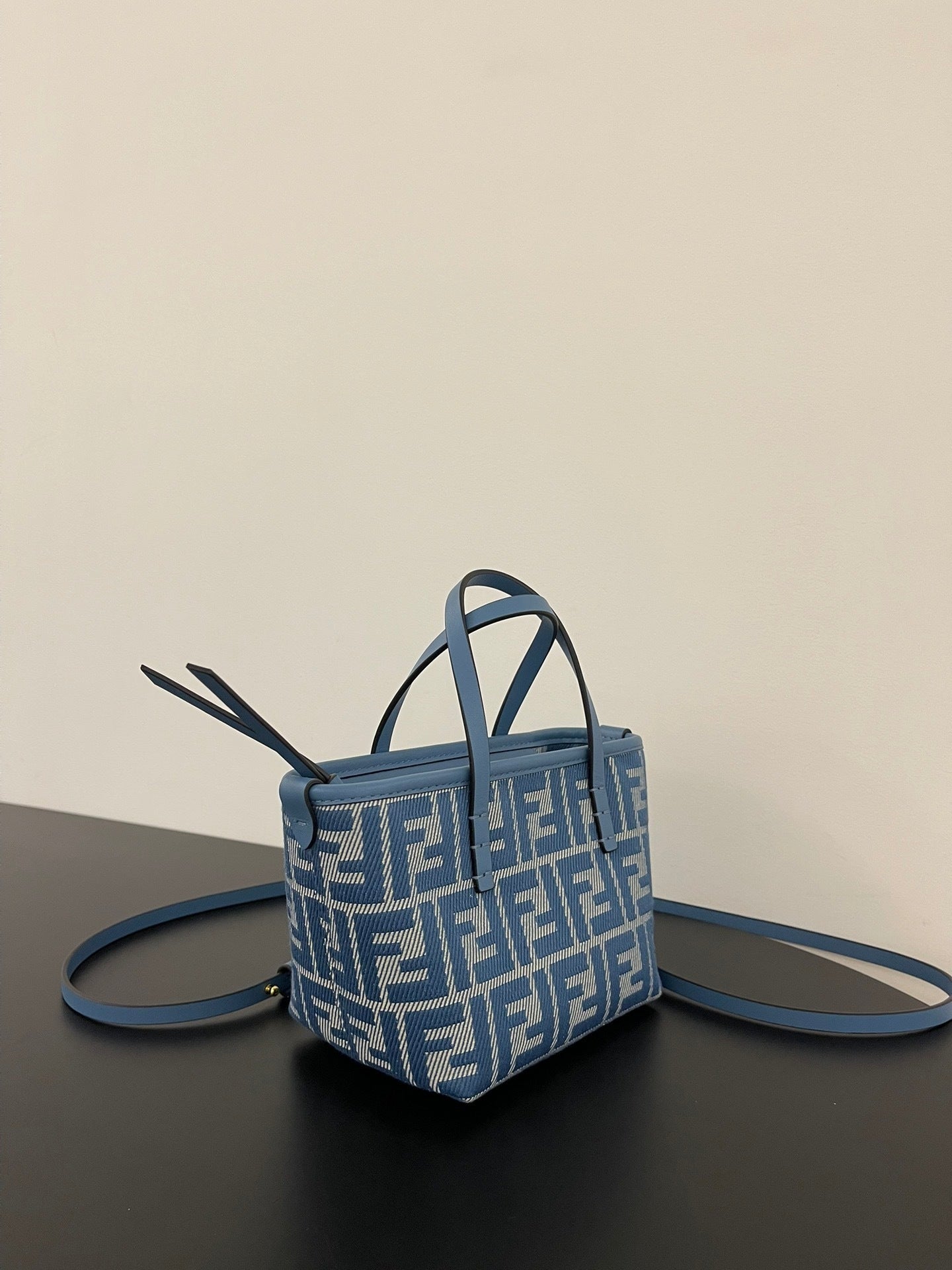 Borsa tote FF jacquard Mini Roll azzurra