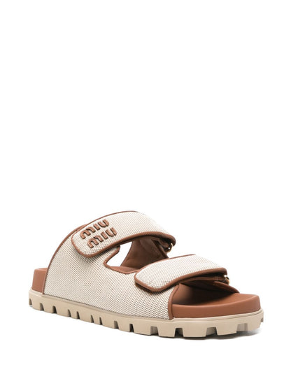 Sandalen mit Logo und Schriftzug in Ecru