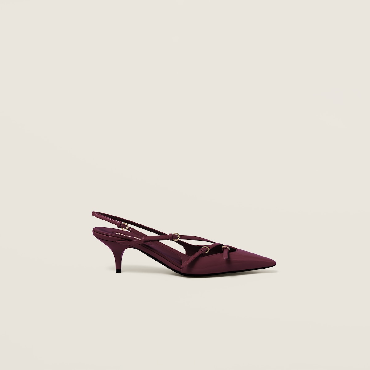 Lackpumps mit Slingback-Riemen und bordeauxroten Schnallen