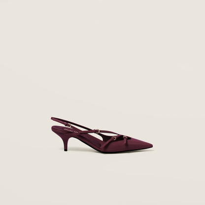 Lackpumps mit Slingback-Riemen und bordeauxroten Schnallen
